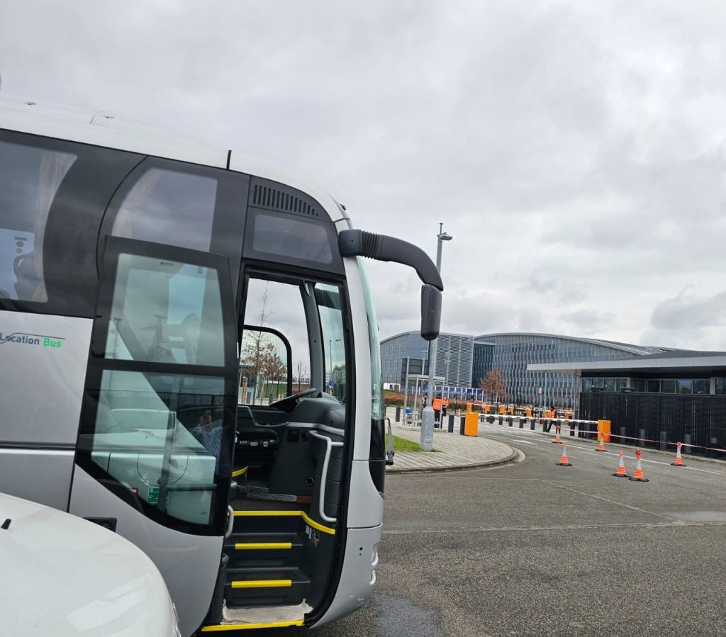 Belgique,  5 mars 2024 A Bruxelles devant qurtier general OTAN a EVERE vers 14H00 une bus couleur gris  port en avant ouvert